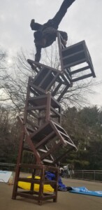 大道芸人GEN(ジェン)の椅子倒立