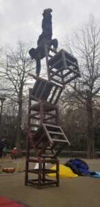 大道芸人GEN(ジェン)のサーカスショー椅子の上でバランスを取りながら逆立ちをする